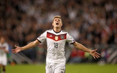 欧盈体育讨论-金玟哉与穆西亚拉玩桌上足球